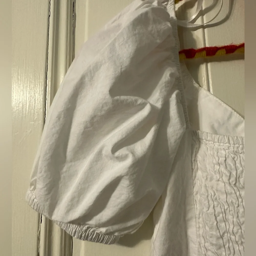Abercrombie & Fitch White Puff-Sleeve Crop Top with Front Keyhole